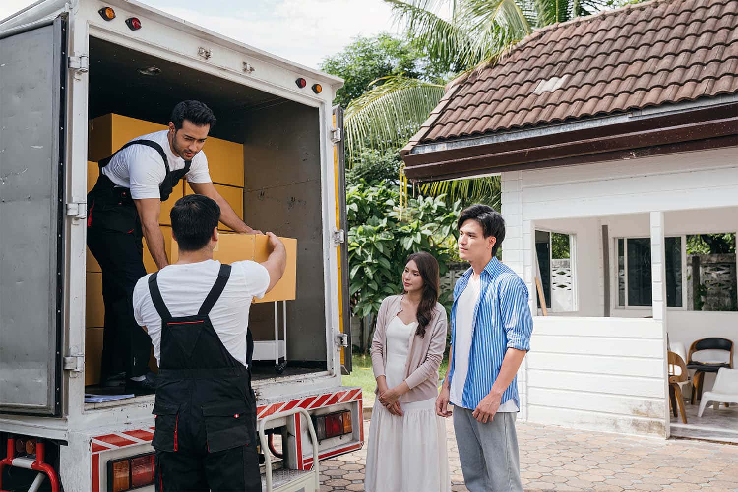employees-work-in-unison-to-help-a-couple-relocate-2024-03-19-19-50-05-utc copy-min